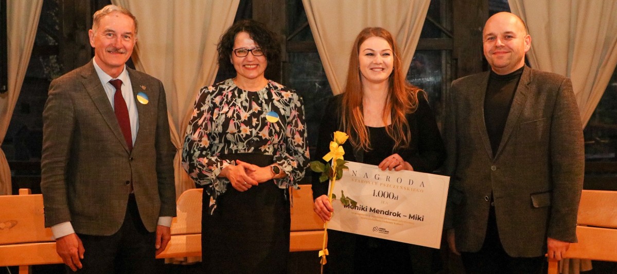 Monika Mendork-Mika ze starostą, Grzegorzem Nogłym i członkiem kapituły konkuroswej.