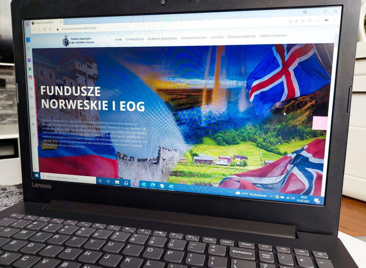 Laptop z otwartym projektem strony internetowej przygotowanym przez uczniów.