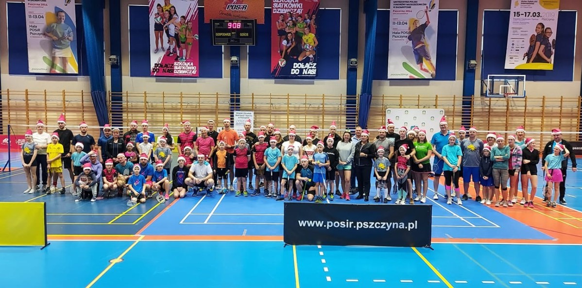 Uczestniczy turnieju badmintona we wspólnej fotografii.