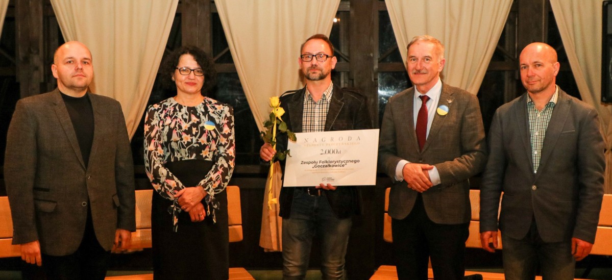 Przedstawiciel zespołu Goczałkowice ze starostą, Grzegorzem Nogłym i członkami kapituły konkursowej.