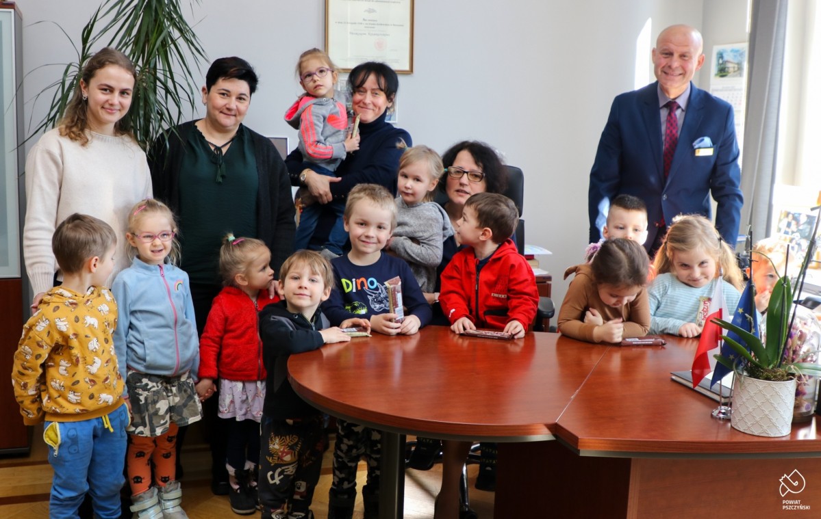 Przedszkolaki w gabinecie starosty z wychowcami, starostą i sekretarzem.