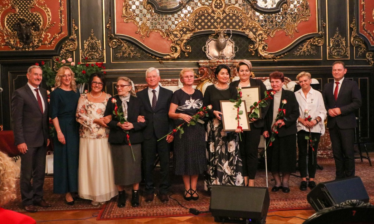 Samorządowcy z laureatkami odznaczenia "Klejnot Ziemi Pszczyńskiej".