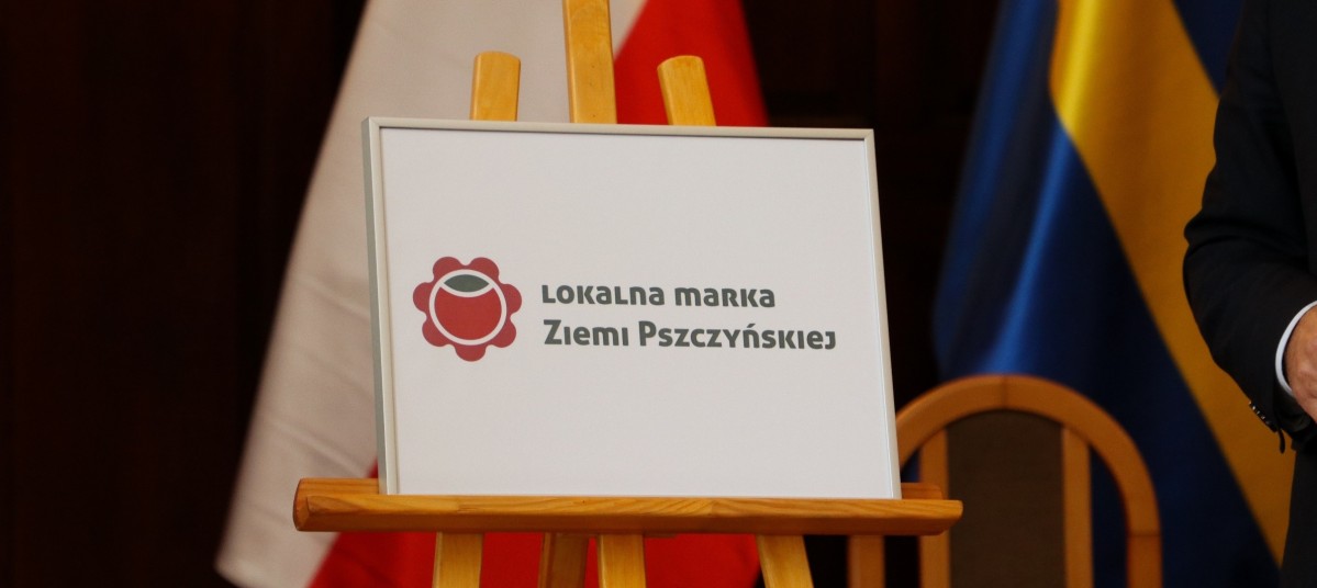 Na sztaludze umieszczono ramę z logiem w kształcie czerwonej róży i z napisem Lokalna Marka Ziemi Pszczyńskiej